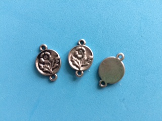 Medzikus kovový  kvetina 10 x 16 mm, platina (Medzikus kovový kvetina 10 x 16 mm, platina)