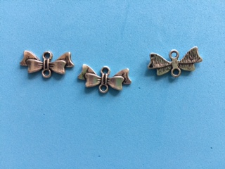 Medzikus kovový mašľa 20 x 10 mm, staré striebro (Medzikus kovový mašľa 20 x 10 mm, staré striebro)