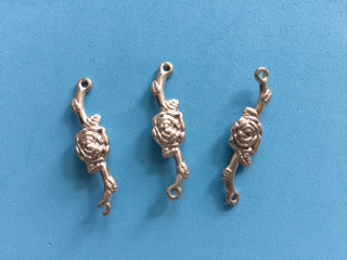 Medzikus kovový ruža 35 x 8 mm, strieborná (Medzikus kovový ruža 35 x 8 mm, strieborná)