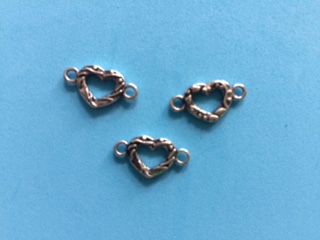 Medzikus kovový srdce 16 x 9 mm, staré striebro (Medzikus kovový srdce 16 x 9 mm, staré striebro)