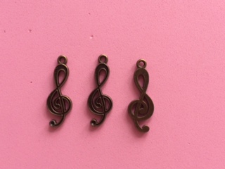 Prívesok kovový  husľový kľúč 28 x 16 mm, bronz (Prívesok kovový husľový kľúč 28 x 16 mm, bronz)
