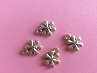 Prívesok kovový  kvet 10 x 10 mm, strieborná farba (Prívesok kovový kvet  10 x 10 mm, strieborná farba)