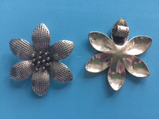 Prívesok kovový kvet 5 x 5 cm, staré striebro (Prívesok kovový kvet 5 x 5 cm, staré striebro)