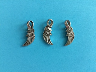 Prívesok kovový pierko 25 x 8 mm, platina (Prívesok kovový pierko 25 x 8 mm, platina)