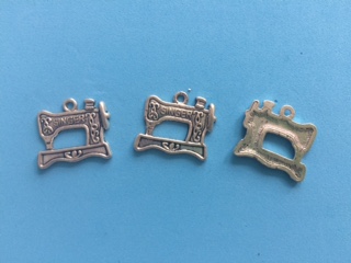 Prívesok kovový šijací stroj 20 x 17 mm, staré striebro (Prívesok kovový šijací stroj 20 x 17 mm, staré striebro)