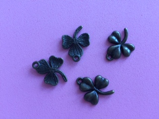 Prívesok kovový trojlístok 20 x 12 mm, bronz (Prívesok kovový trojlístok 20 x 12 mm, bronz)
