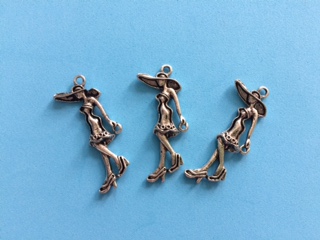 Prívesok kovový žena 40 x 15 mm, staré striebro (Prívesok kovový žena 40 x 15 mm, staré striebro)