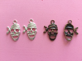Prívesok lebka, 18 x 17 x 2 mm, dve farby (Prívesok lebka, 18 x 17 x 2 mm, dve farby )