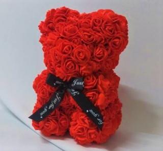 Macko z ruží červený 25 cm + darčekový box