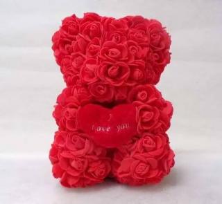 Macko z ruží červený 25 cm so srdiečkom + darčekový box