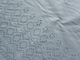 Bavlna sivo-modrá  vyšívaný vzor  - bordúra jednostranná