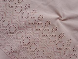Bavlna staroružová  vyšívaný vzor  - bordúra jednostranná