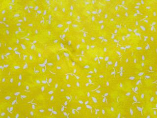 Bavlna žltá batika  biele lístočky