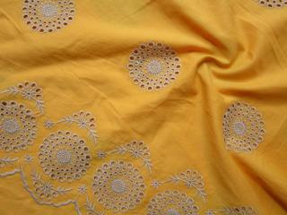 Bavlna žlto-pomarančová  vyšívaná béžová mandala  - bordúra jednostranná