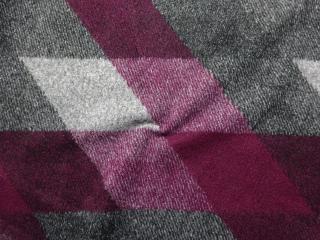 Kabátovina bordovo-sivá  geometrický motív
