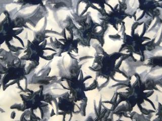 Šatovka s hodvábom smotanová  sivo-tmavomodré kvety
