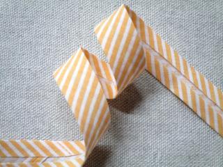 Šikmý prúžok bavlnený bielo-pomarančový  pásik  - 18 mm