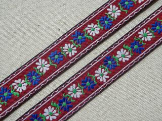 Stuha krojová tmavočervená  biele a modré kvety  - 1,8 cm