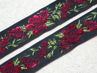Stuha žakarská čierna  červené kvety  - 3,3 cm