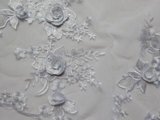 Vyšívaný tyl biely  3D kvety s flitrami