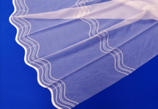 Záclona biela "ozdobné vlnovky" - 130 cm  (Výšivka na tkanom voále )