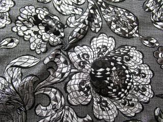 Žakard strieborno-čierny  kvet, listy