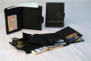 Kožená peňaženka v čiernej farbe s ozdobným prešívaním