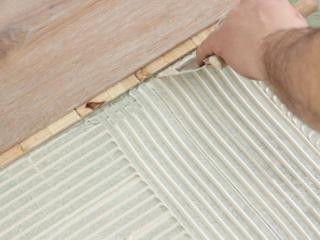Montáž drevenej podlahy celoplošné lepenie (Montáž a pokládka podláh)