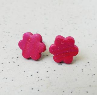Antialergické napichovacie náušnice bordové kvety s trblietkami - chirurgická oceľ (Handmade bordové antialergické napichovačky v tvare kvetov s trblietkami)