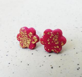 Antialergické napichovacie náušnice bordovo-zlaté kvety- chirurgická oceľ (Handmade zlato-bordové antialergické napichovačky v tvare kvetov)