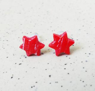 Antialergické napichovacie náušnice červeno-biele hviezdičky - chirurgická oceľ (Handmade červené antialergické napichovačky v tvare hviezd)