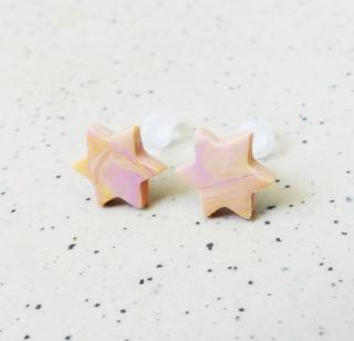 Antialergické napichovacie náušnice marhuľové hviezdičky  (Handmade mramorové broskyňové antialergické napichovačky v tvare hviezd)