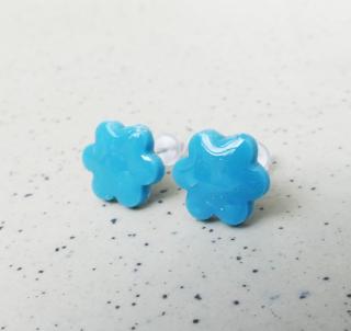Antialergické napichovacie náušnice modré kvety - chirurgická oceľ (Handmade svetlomodré antialergické napichovačky v tvare kvetov)