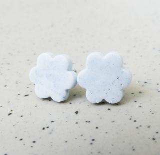 Antialergické napichovacie náušnice modrobiele kvety - chirurgická oceľ (Handmade modro-biele antialergické napichovačky v tvare kvety )
