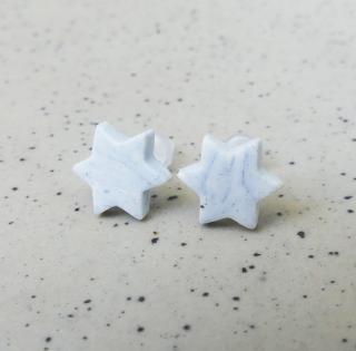 Antialergické napichovacie náušnice modrobiele mramorové hviezdy (Handmade modro-biele antialergické napichovačky v tvare hviezd s mramorovým vzorom)