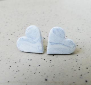 Antialergické napichovacie náušnice modrobiele mramorové srdcia - chirurgická oceľ (Handmade modro-biele antialergické napichovačky v tvare srdca s mramorovým vzorom)