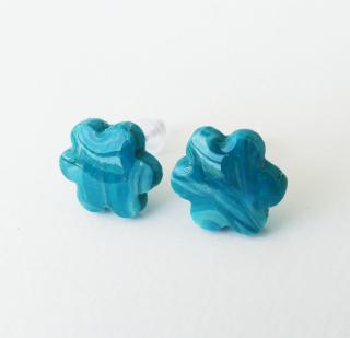 Antialergické napichovacie náušnice smaragdové mramorové kvety - chirurgická oceľ (Handmade smaragdovo-zelené antialergické napichovačky v tvare kvetov)