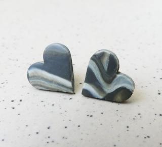 Antialergické napichovacie náušnice tmavosivé mramorové srdcia - chirurgická oceľ (Handmade šedé antialergické napichovačky v tvare srdiečok s mramorovým vzorom)