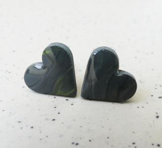 Antialergické napichovacie náušnice tmavosivé srdcia - chirurgická oceľ (Handmade šedé antialergické napichovačky v tvare srdiečok s mramorovým vzorom)