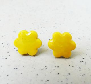 Antialergické napichovacie náušnice žlté kvety - chirurgická oceľ (Handmade žlté antialergické napichovačky v tvare kvetov)