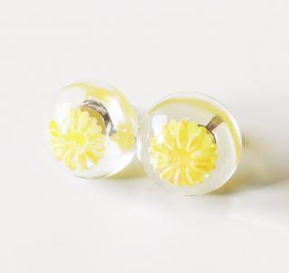 Antialergické živicové napichovacie náušnice žlté kvety - chirurgická oceľ (Handmade antialergické živicové napichovacie náušnice so žltým flitrovým kvetom doplnené chirurgickou oceľou)
