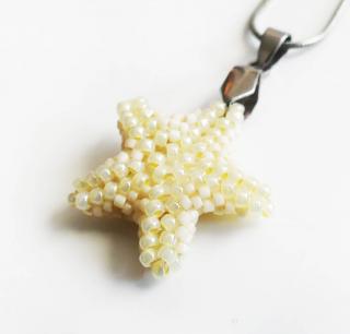 Béžový prívesok - hviezdica šitá z korálok (chirurgická oceľ) (Béžový korálkový prívesok - hviezdica )