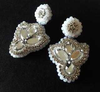 Biele elegantné šité náušnice - svadobné (Biele svadobné náušnice vyrobené technikou bead embroidery )