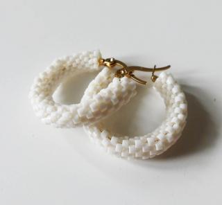 Biele kruhové handmade náušnice z korálok s chirurgickou oceľou (Handmade kruhové biele náušnice s chirurgickou oceľou v zlatej farbe )