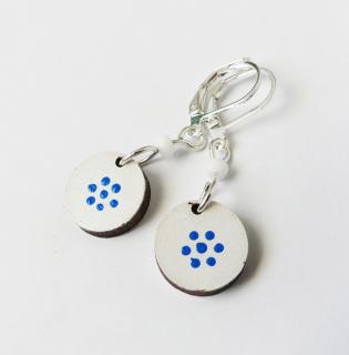 Biele kruhové náušnice z dreva s modrými bodkami a uzatvárateľnými háčikmi (Drevené náušnice malé biele kruhy s modrými bodkami)