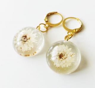 Biele kruhové náušnice zo živice s kvetom - chirurgická oceľ  (Handmade bielo-zlaté živicové náušnice s kvetmi doplnené chirurgickou oceľou)
