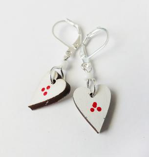 Biele srdcové náušnice z dreva s červenými bodkami a uzatvárateľnými háčikmi (Drevené náušnice malé biele srdcia s červenými bodkami)