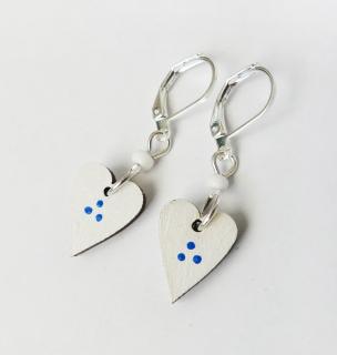 Biele srdcové náušnice z dreva s modrými bodkami a uzatvárateľnými háčikmi (Drevené náušnice malé biele srdcia s modrými bodkami)