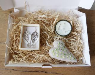 Biely darčekový box pre ženy s náušnicami, sviečkou a dekoráciami (Biela darčeková krabička pre ženy obsahujúca náušnice, sviečku a závesné dekorácie)