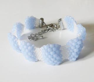 Bledomodrý vlnkový zapínací náramok šitý z korálok (Handmade bledomodrý vlnitý zapínací náramok šitý z korálok )
